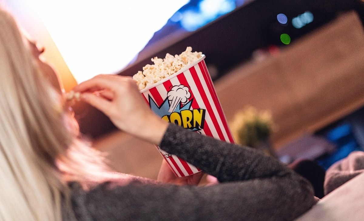 Sledování TV s popcornem