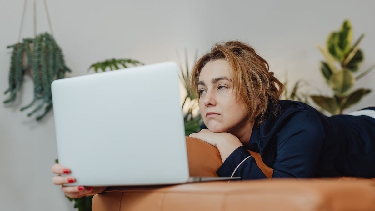 sledování obsahu v notebooku