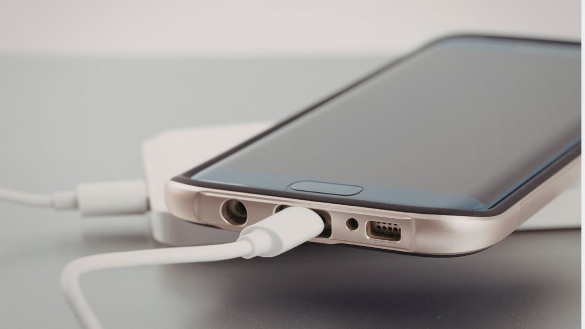 konektor nabíječky