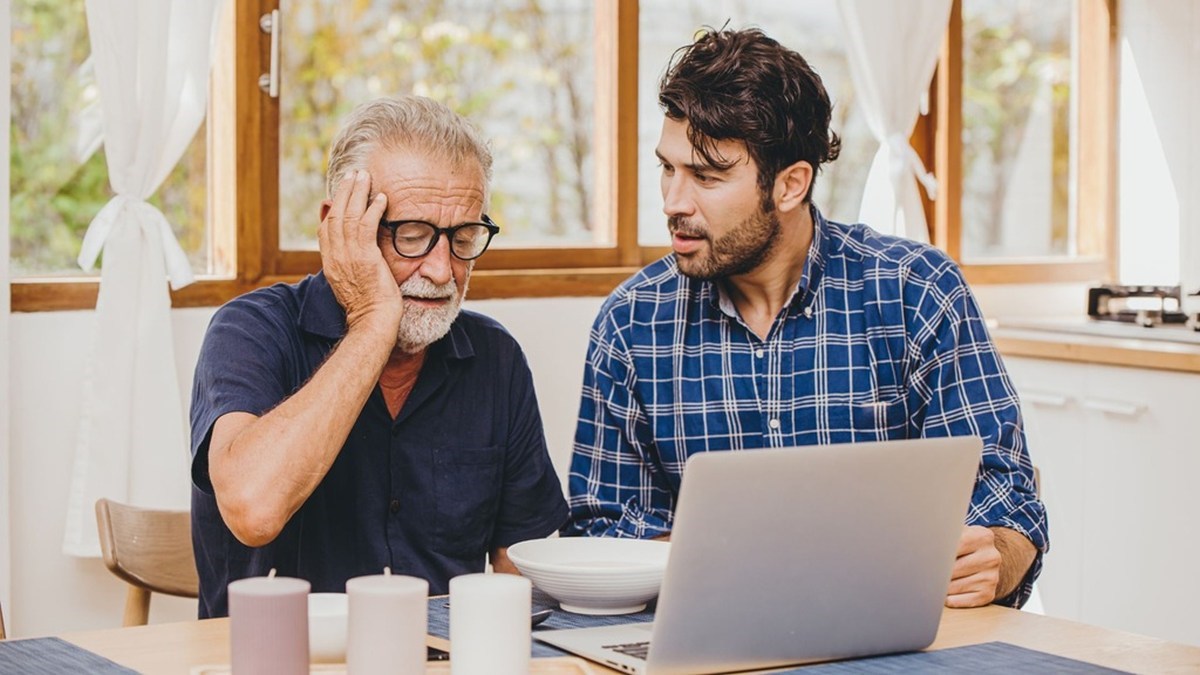 senior hledající telefon