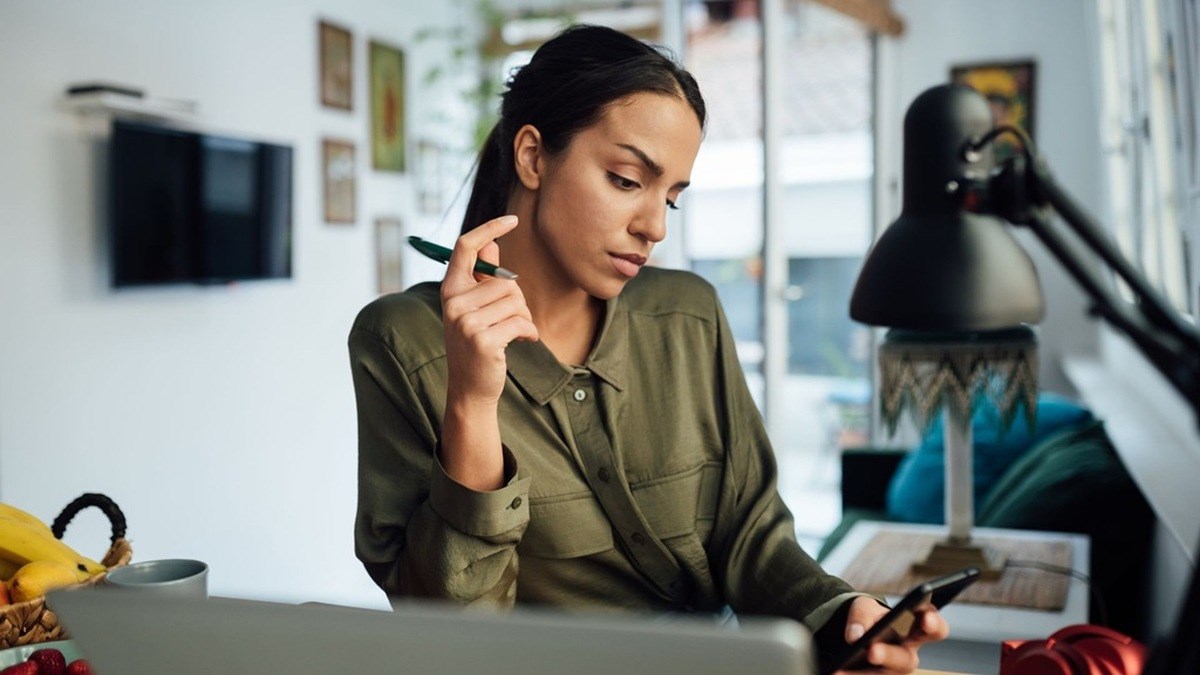 chytrý mobilní telefon v ruce