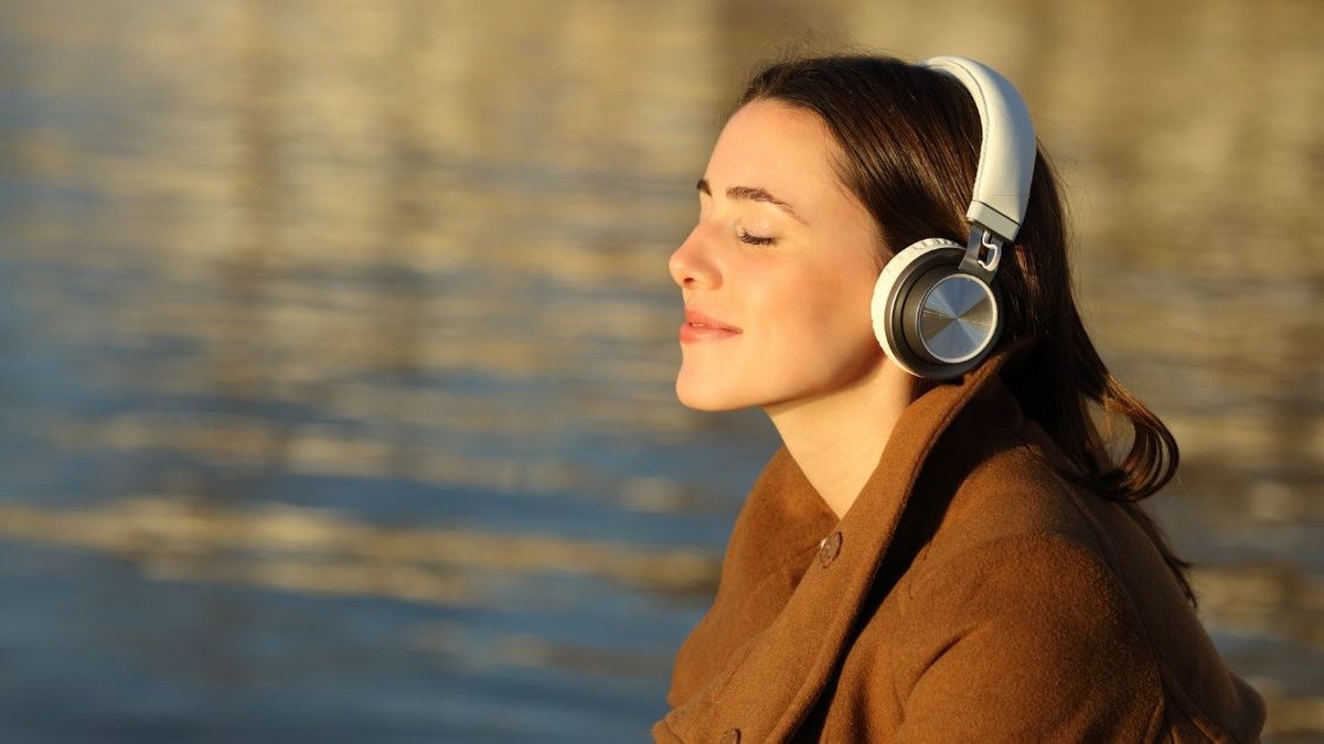 bezdrátová sluchátka přes hlavu