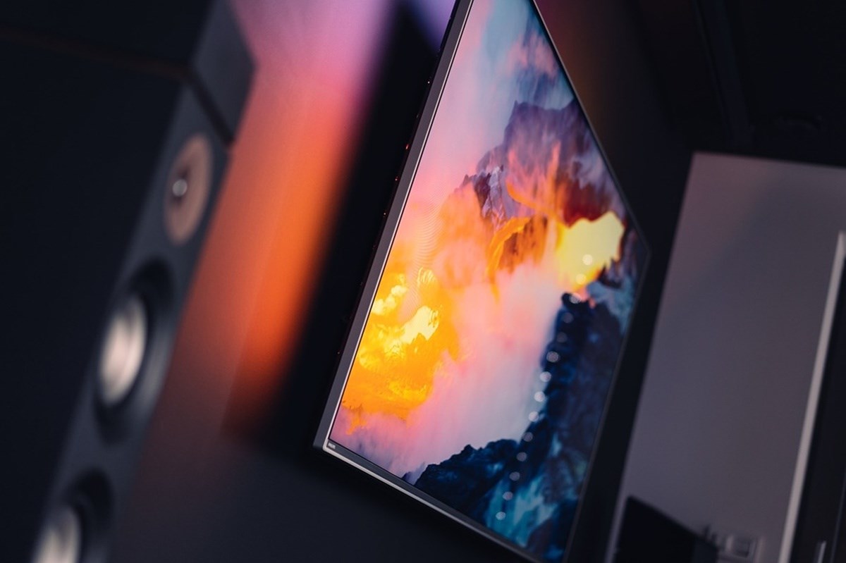 Televize připevněná ke zdi