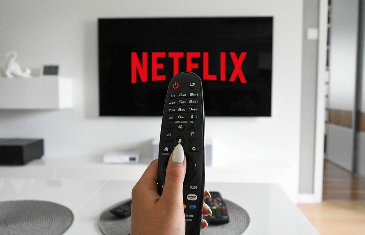 Sledování TV, která je připevněná na zeď