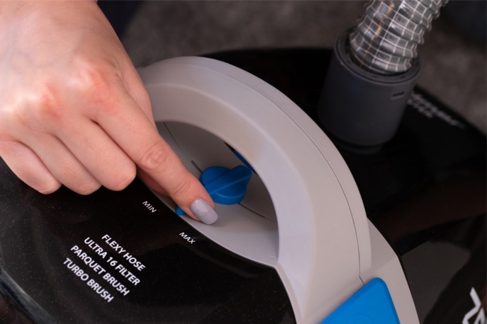 Zelmer ZVC3506B pogumovaná kola