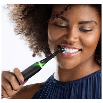 Oral-B iO Series 4 Matt Black Magnetická iO technologie čištění