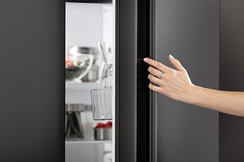 Hisense RS677N4AFC alarm otevřených dveří