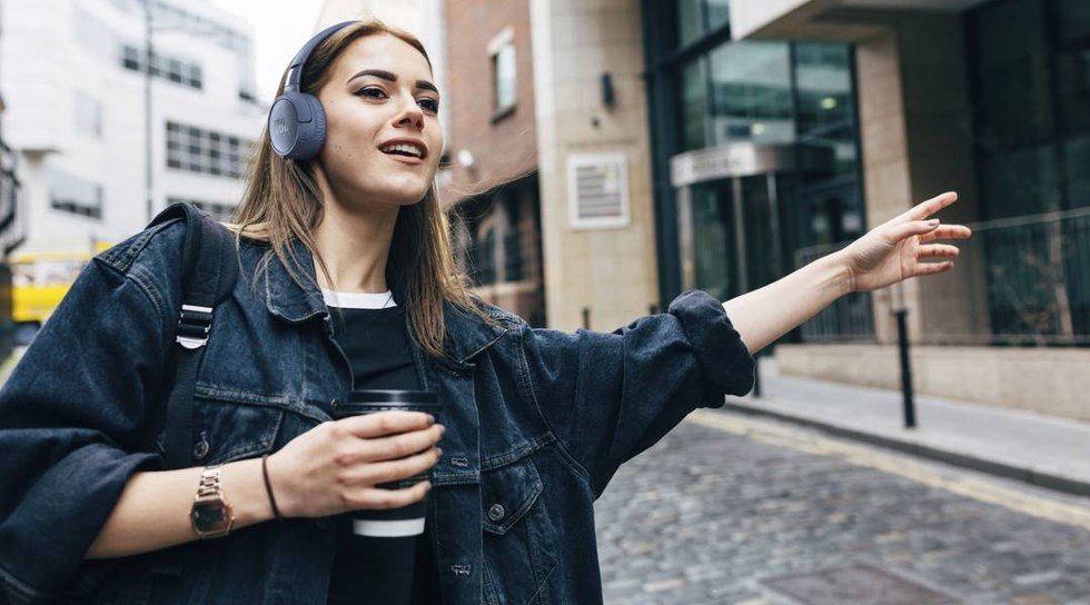 JBL Tune 670NC white mikrofon