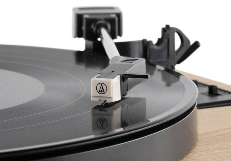 Victrola VTS-1300-NAT Harmony tři rychlosti