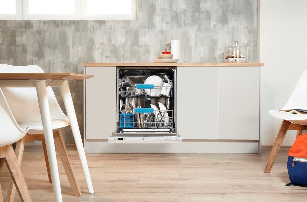 INDESIT DIFP 28T9 A EU hodně místa