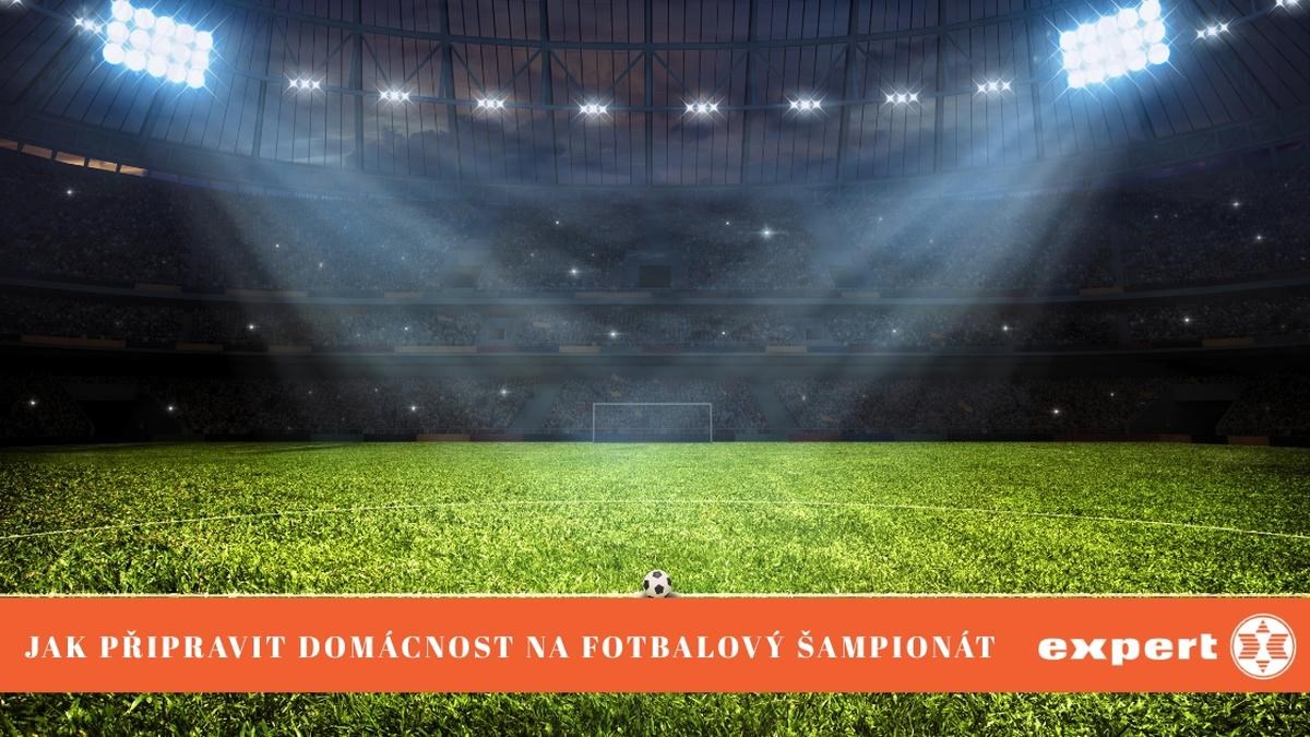 Fotbalový stadion s osvětleným trávníkem a míčem před začátkem šampionátu
