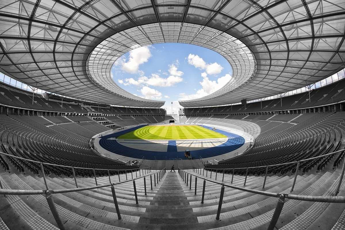 Prázdný moderní fotbalový stadion s výhledem na hřiště