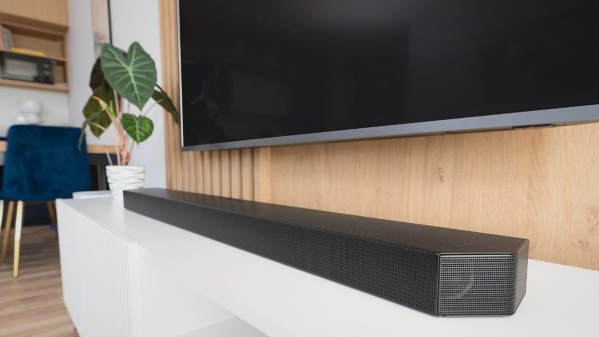 Soundbar pod televizí pro lepší zvuk při sledování fotbalu