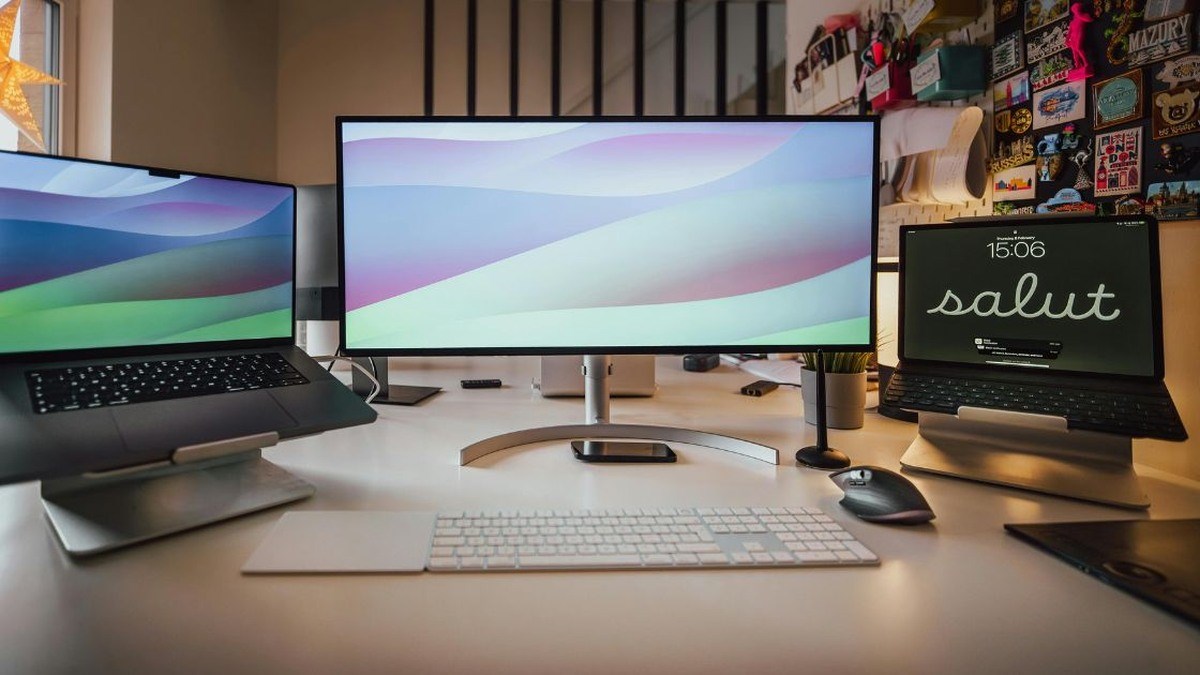 ultra široký monitor