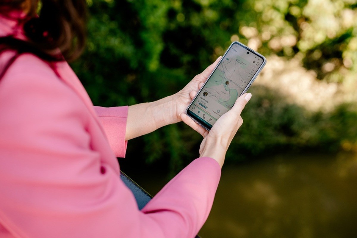 Rodič sleduje polohu dítěte v mobilní aplikaci