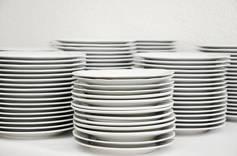 čisté talíře z myčky nádobí