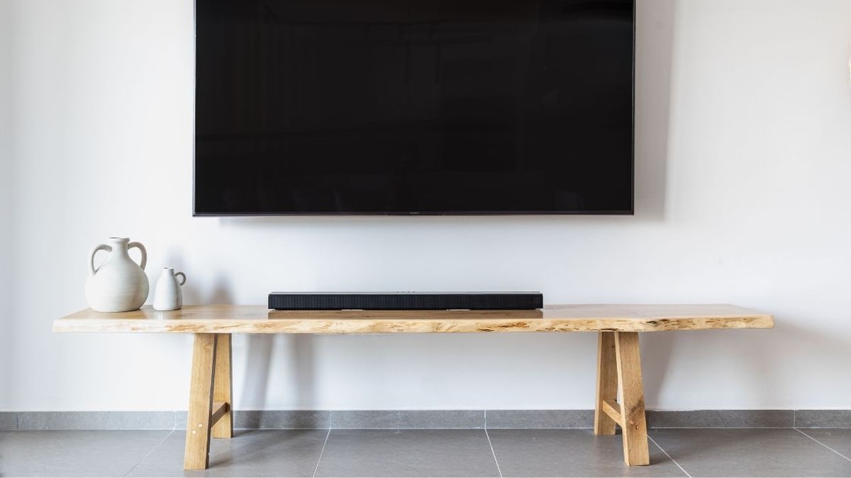 Minimalistický soundbar pod televizí pro čistý vzhled obývacího pokoje