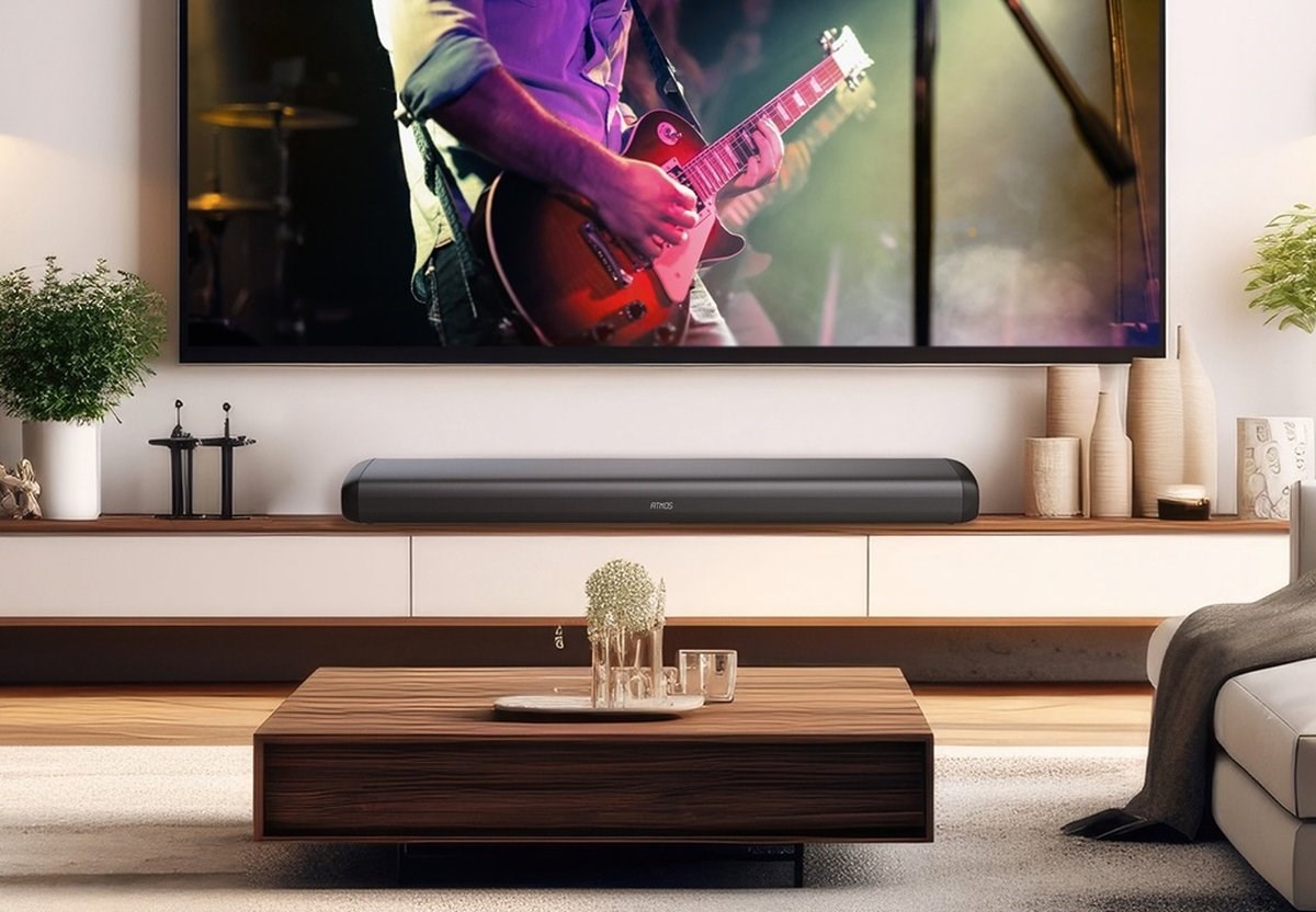 Soundbar pod televizí při sledování koncertu v domácím obýváku