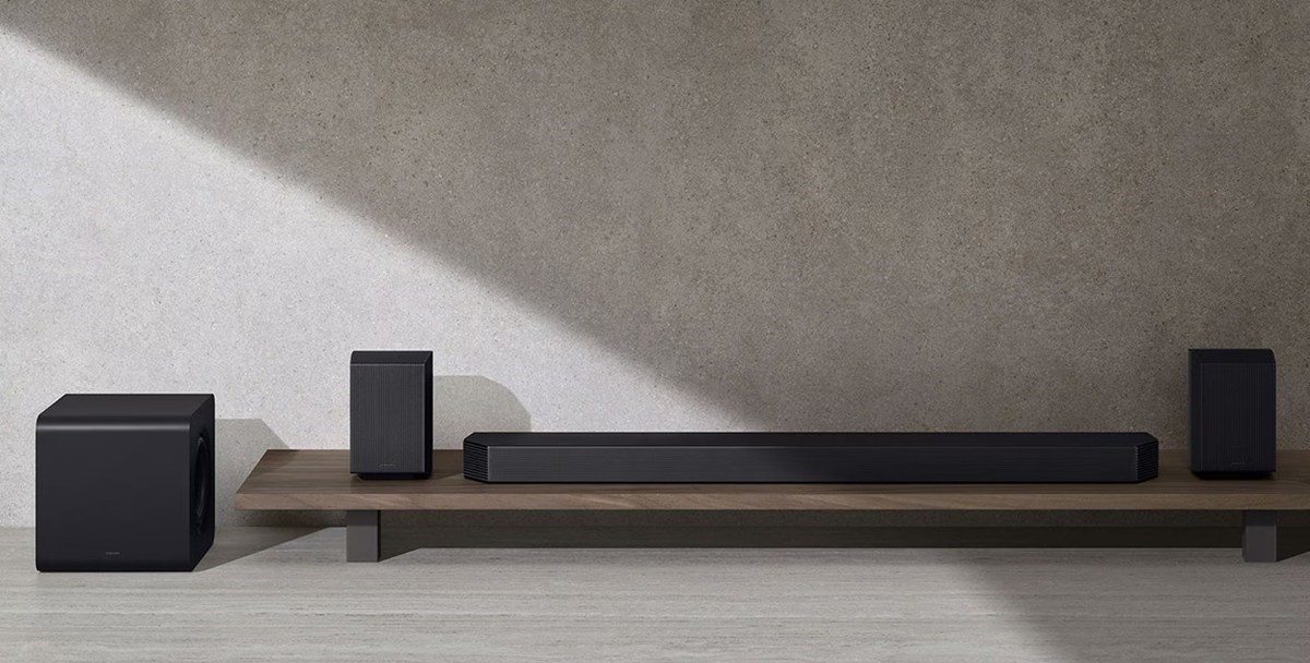 Soundbar se subwooferem a zadními reproduktory pro prostorový zvuk