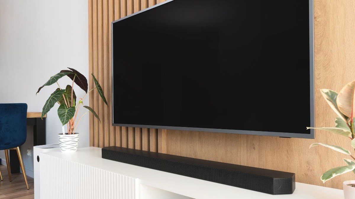 Kompaktní soundbar pod televizí jako jednoduché ozvučení do obýváku