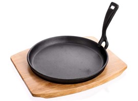 Banquet litinová pánev na dřevěném prkénku Grada 22cm