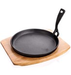 Banquet litinová pánev na dřevěném prkénku Grada 22cm